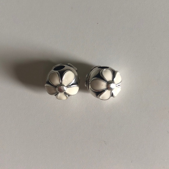 AUTHENTIC PANDORA Retired White Daisy Clips ๐ธ - Picture 5 of 7